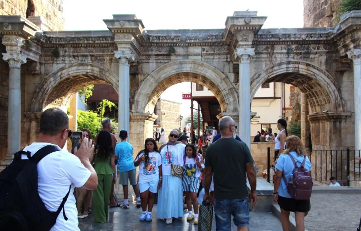 1900 yıllık mirası taşıyor: Antalya daki gizemli kapı! 3
