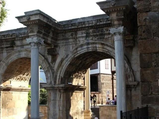 1900 yıllık mirası taşıyor: Antalya'daki gizemli kapı!