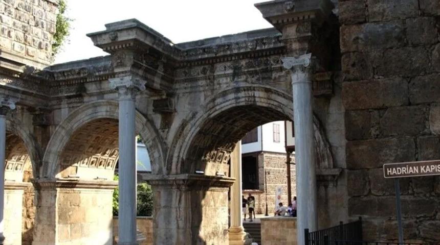 1900 yıllık mirası taşıyor: Antalya'daki gizemli kapı!