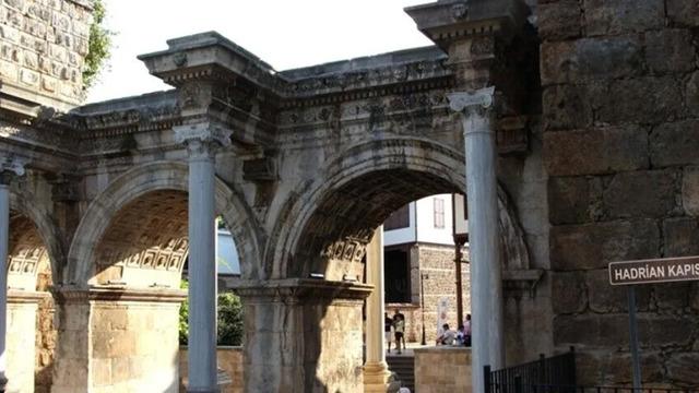 1900 yıllık mirası taşıyor: Antalya'daki gizemli kapı!