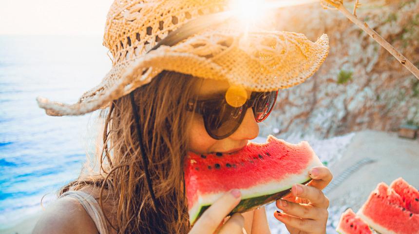 Tatilde kilo almamak i&ccedil;in ne yapmalıyız? A&ccedil;ık b&uuml;fe mağduru olmayın