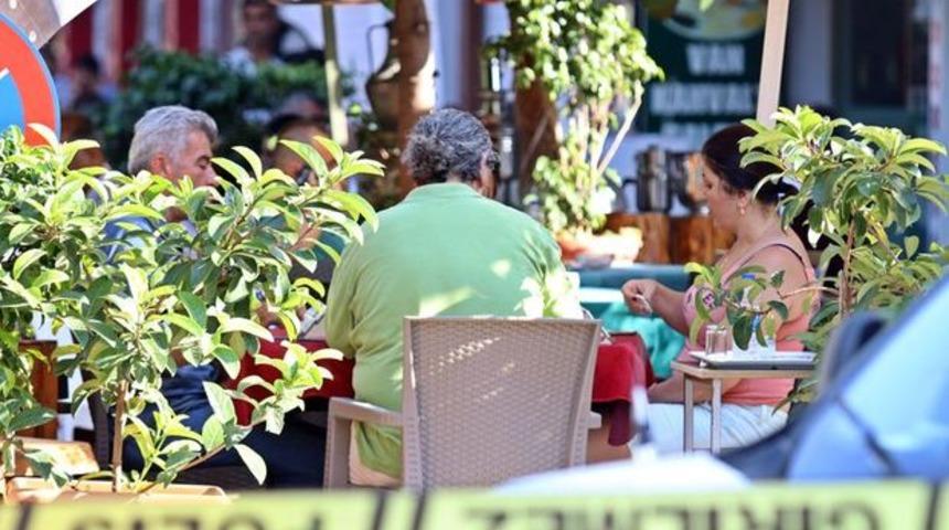 Antalya'da şaşkına çeviren görüntü! Okey oynamaktan şüpheli çanta bile vazgeçiremedi