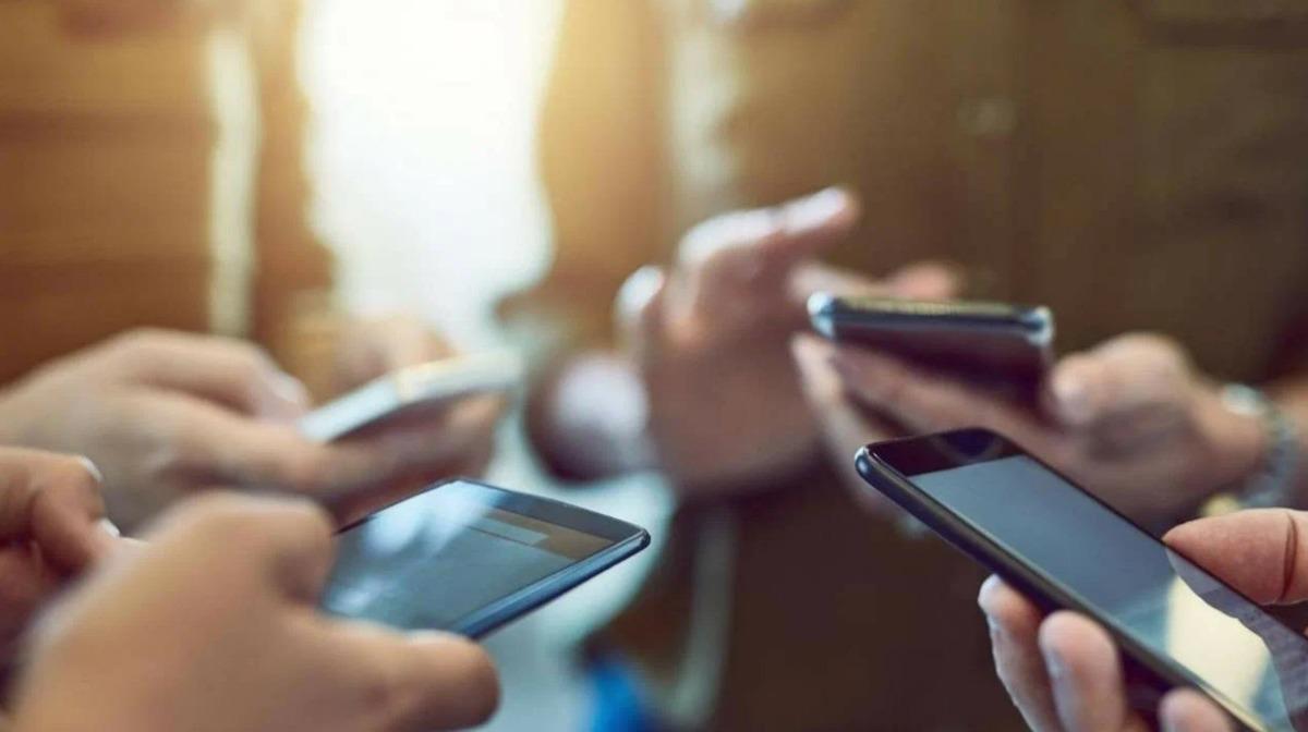 Polonya’dan dikkat çeken telefon kararı 2
