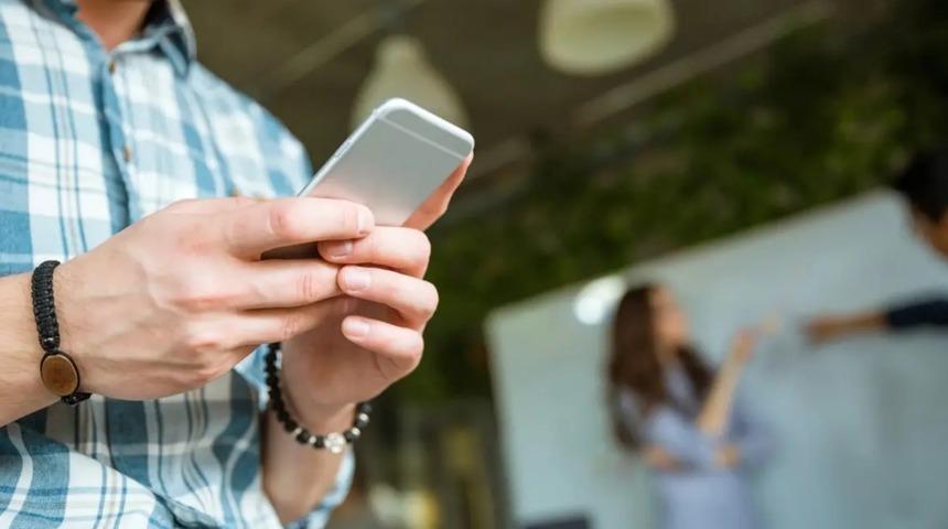 Polonya&rsquo;dan dikkat &ccedil;eken telefon kararı