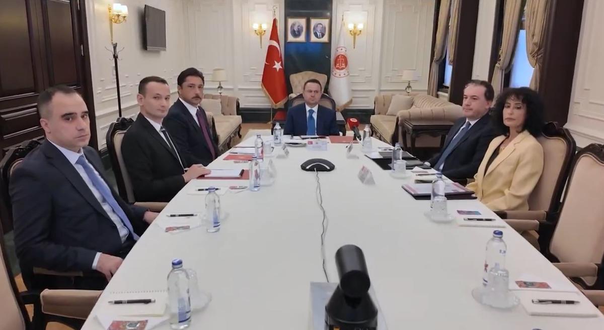 Bakan G&uuml;rlek ten Yunan mevkidaşıyla kritik g&ouml;r&uuml;şme: 3 ismi istedi 1