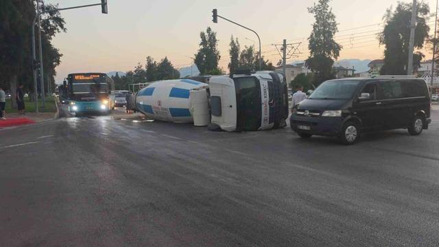 Antalya&rsquo;da beton mikseri devrildi: 1 yaralı 3