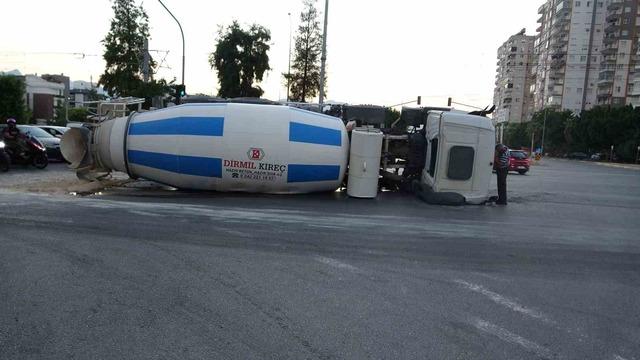 Antalya&rsquo;da beton mikseri devrildi: 1 yaralı 2