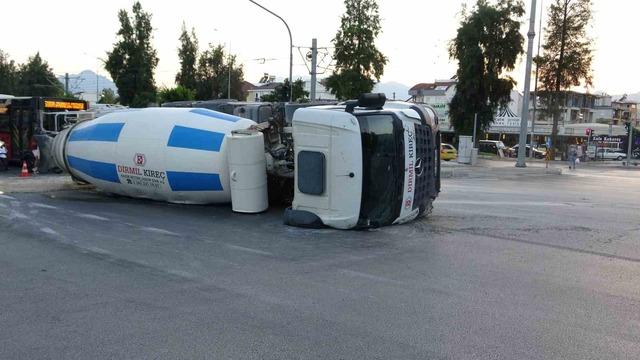 Antalya&rsquo;da beton mikseri devrildi: 1 yaralı 1