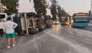 Antalya&rsquo;da beton mikseri devrildi: 1 yaralı