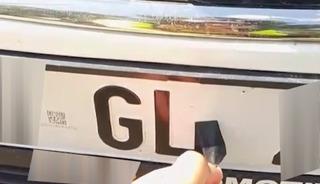 Plakada bant ile yapılan harf değişikliğine 140 bin TL ceza, 30 g&uuml;n trafikten men