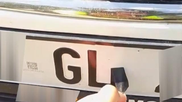 Plakada bant ile yapılan harf değişikliğine 140 bin TL ceza, 30 gün trafikten men