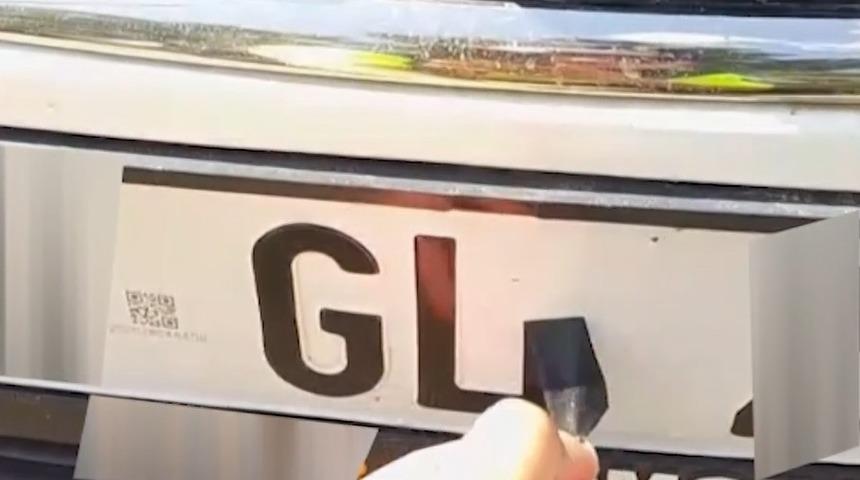 Plakada bant ile yapılan harf değişikliğine 140 bin TL ceza, 30 g&uuml;n trafikten men