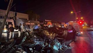 Aydın&rsquo;da direğe &ccedil;arpan otomobil parampar&ccedil;a oldu: 4 yaralı