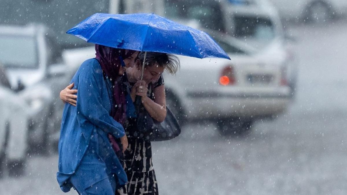 İstanbul da g&uuml;neşli havaya yağmur molası! Meteoroloji den sağanak yağış uyarısı 3