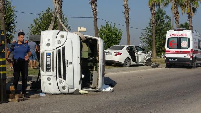 Adana da otomobilin minibüse çarptığı kazada 1 kişi öldü, 3 kişi yaralandı 1