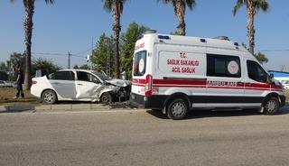 Adana'da otomobilin minib&uuml;se &ccedil;arptığı kazada 1 kişi &ouml;ld&uuml;, 3 kişi yaralandı