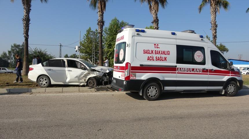 Adana'da otomobilin minib&uuml;se &ccedil;arptığı kazada 1 kişi &ouml;ld&uuml;, 3 kişi yaralandı