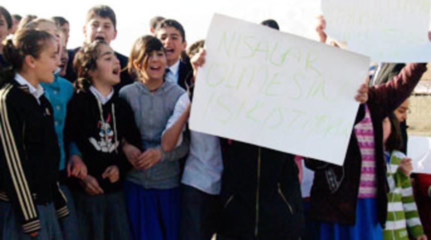 Arkadaşları i&ccedil;in yolu trafiğe kapattılar