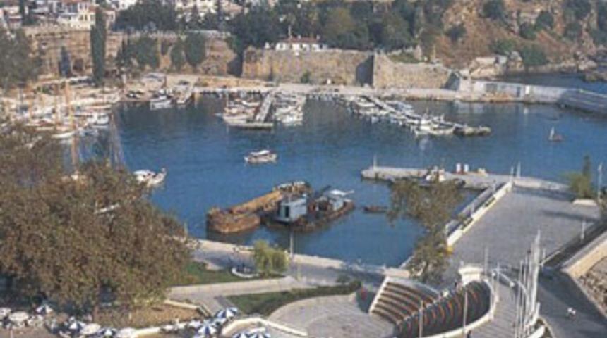 Konyaaltı caddesinin y&uuml;z&uuml; yenileniyor