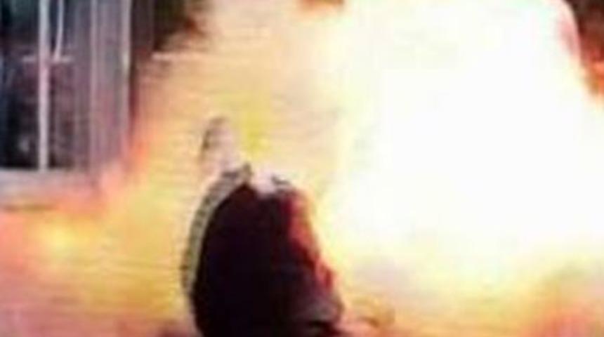 AK Parti binası &ouml;n&uuml;nde ses bombası patladı