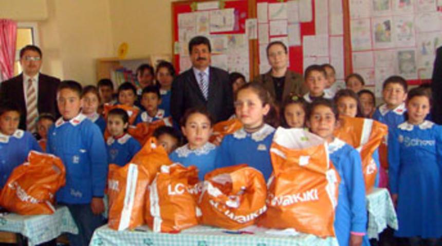 Bin &ouml;ğrenciye giyim yardımında bulundu