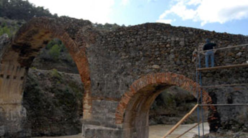 Tarihi akk&ouml;pr&uuml; kil ve kaya dolguyla kaplandı