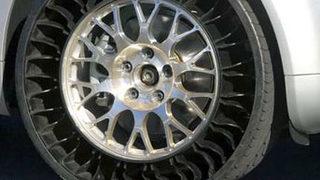 Tamir ettikleri lastik patladı