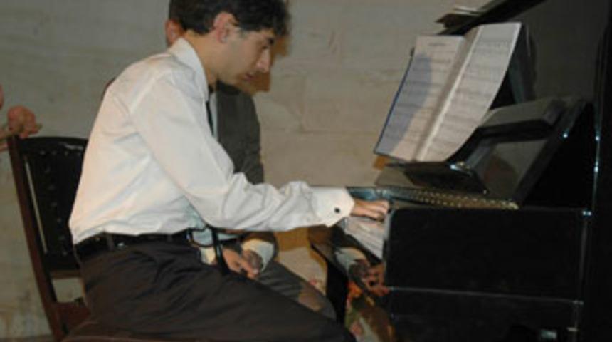 Otizm tanısı konulan Caner resital sundu