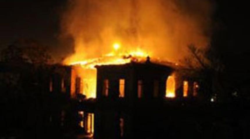 Evi ve ahırı yandı