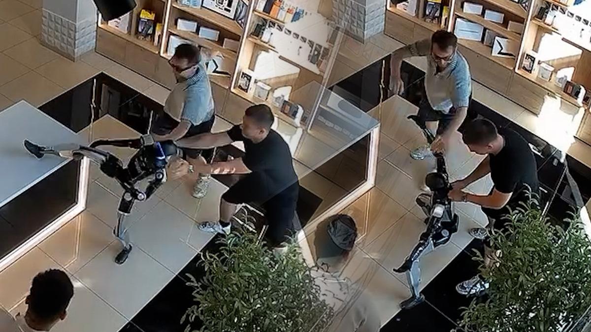 Rusya’da insansı robot, kendisini iten kişiye tekme savurdu: Video tartışma yarattı - Teknoloji Haberleri