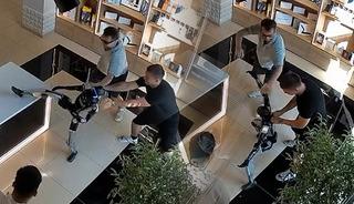 Rusya&rsquo;da insansı robot, kendisini iten kişiye tekme savurdu: Video tartışma yarattı