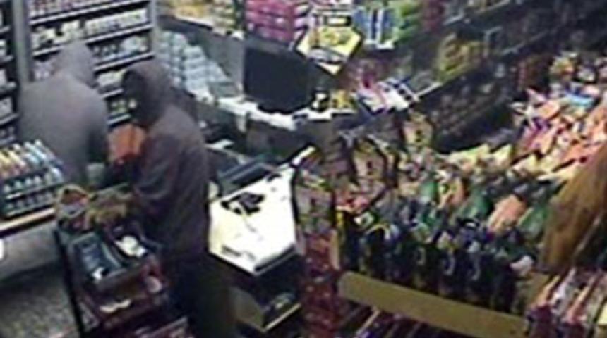 Hırsızlık şüphelileri güvenlik kamerasında