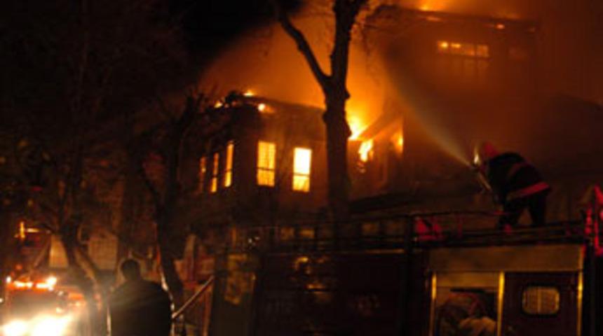 İki katlı ahşap bina k&uuml;l oldu