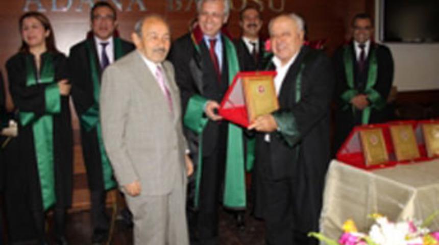 Avukatlar g&uuml;n&uuml;n&uuml; kutlamak i&ccedil;imi acıtıyor...