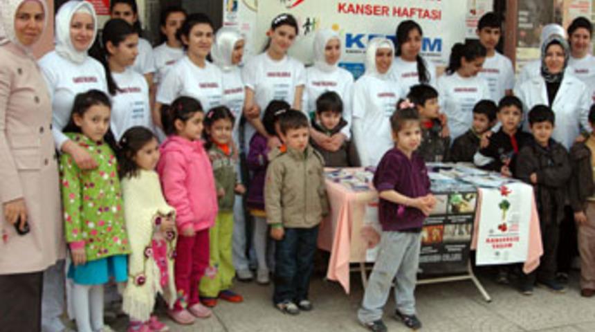 &Ouml;ğrenciler arkadaşlarına kanseri anlattı