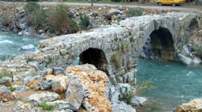 İki tarihi k&ouml;pr&uuml; restore edilecek