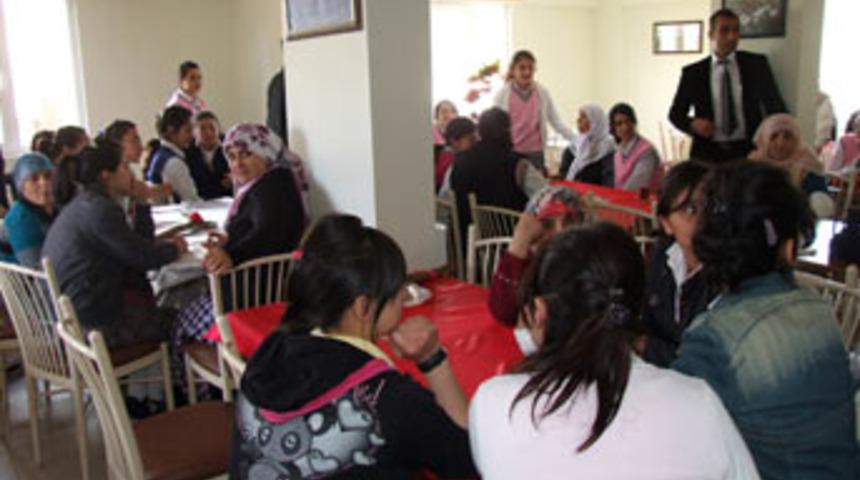 Liselilerden anlamlı ziyaret