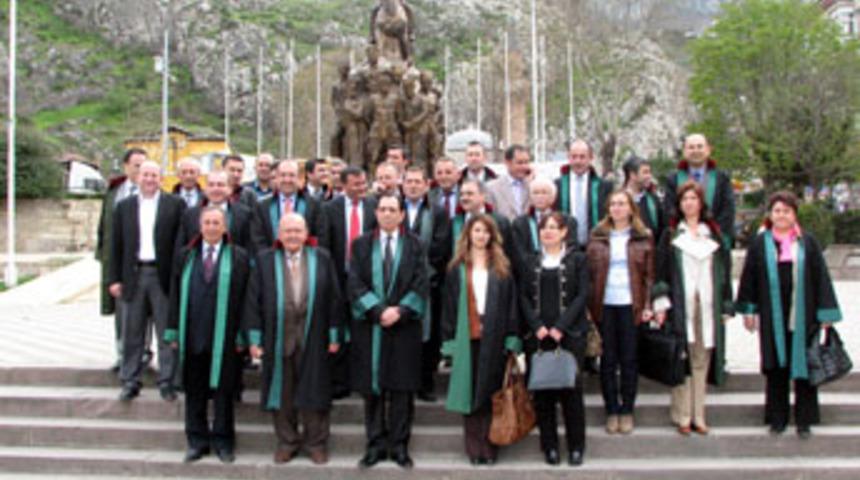 Slogan herkes i&ccedil;in adalet...