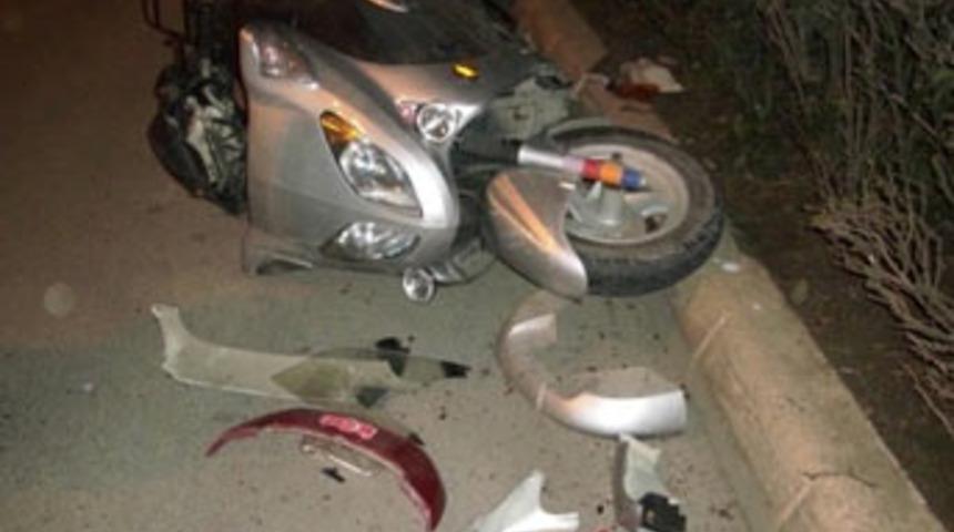 Motosikletle bariyerlere çarptı