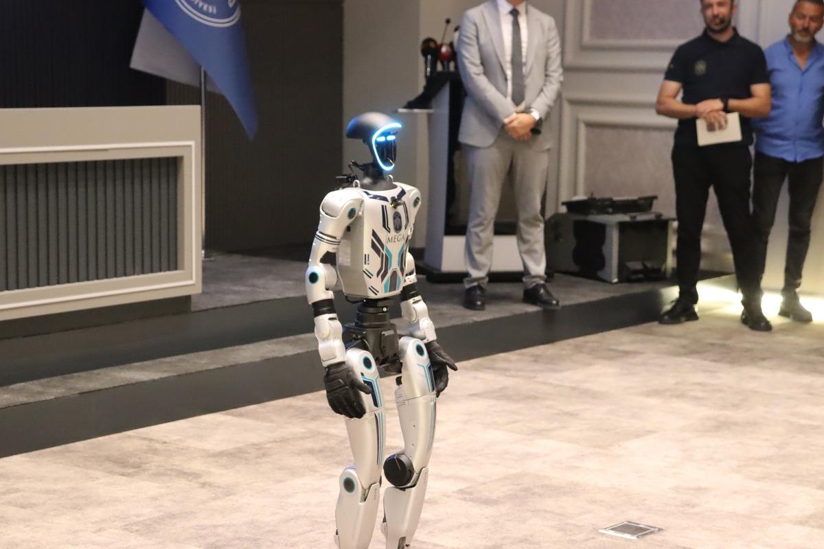 Melikgazi Belediyesi nde işe giren robotun dansı olay oldu! 1