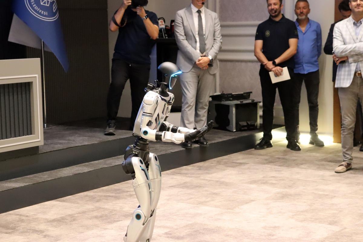 Melikgazi Belediyesi nde işe giren robotun dansı olay oldu! 2