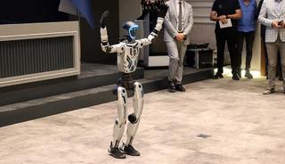 Belediyede işe giren robotun dansı olay oldu!