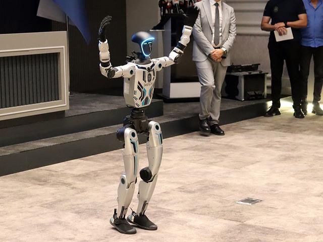 Melikgazi Belediyesi'nde işe giren robotun dansı olay oldu!