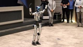 Melikgazi Belediyesi'nde işe giren robotun dansı olay oldu!