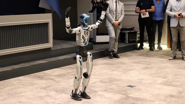 Melikgazi Belediyesi'nde işe giren robotun dansı olay oldu!