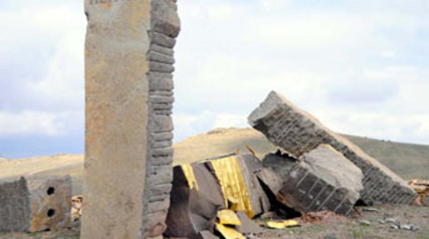 Uzaydan g&ouml;r&uuml;lebilen 2 heykel yıkıldı