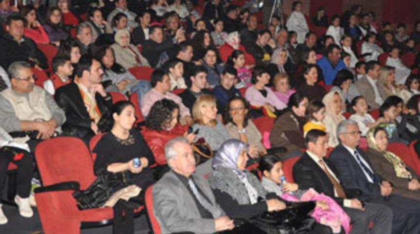 &quot;Şiirlerle çanakkale&quot; yeniden sahnelendi