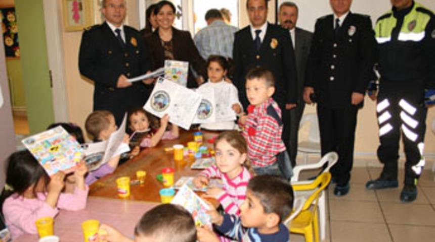 Didim polisinden çocuklara trafik dergisi