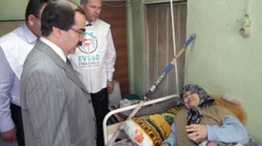 Vali Coş 85'lik felçli Aksoy'u ziyaret etti