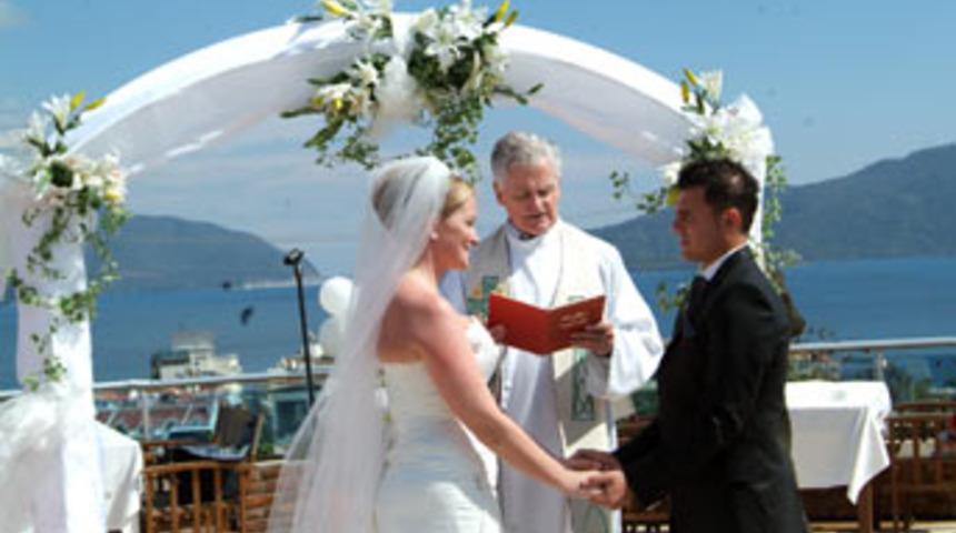 T&uuml;rk damat ve İsko&ccedil; gelinin nikahına rahip